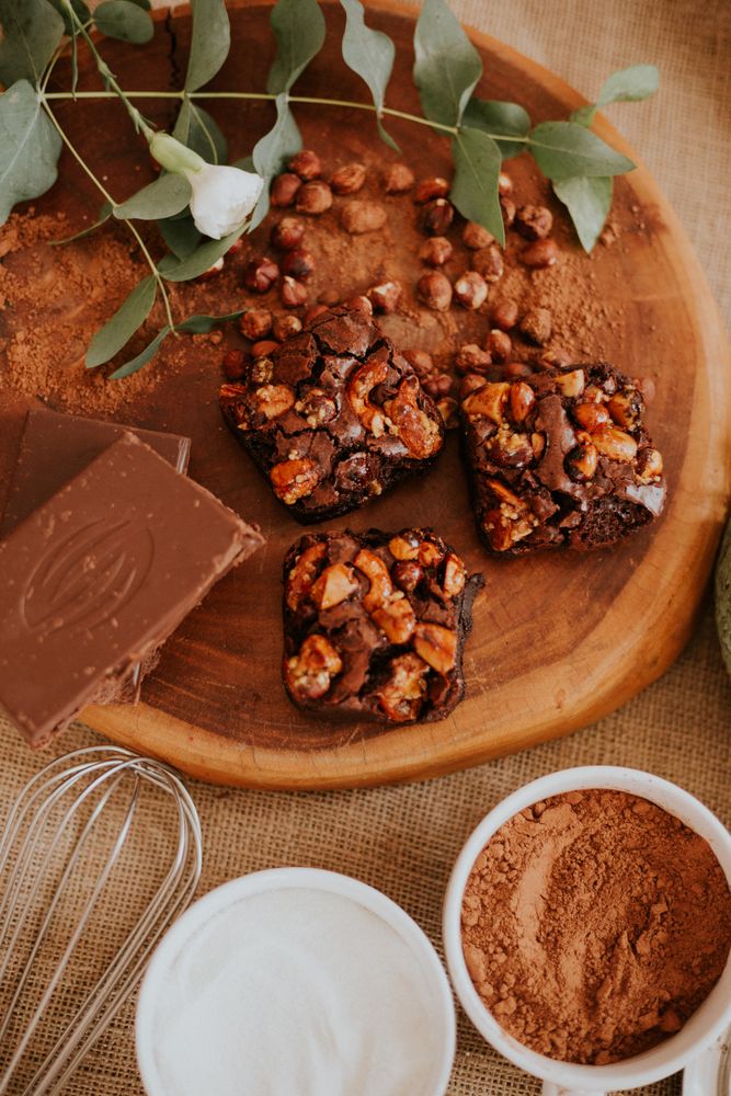 Brownies de chocolate con una sugerencia de cobertura, imagen ilustrativa